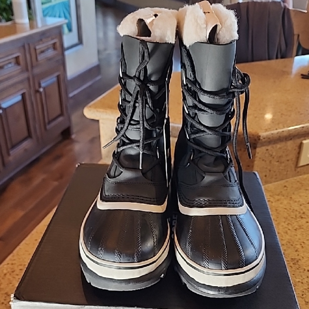 NEW IN BOX WOMENS SOREL WATERPROOF SNOW BOOTS SIZE-9.
